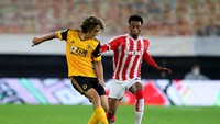 Fabio Silva (kiri dalam foto) merupakan rekrutan baru Wolves musim ini. Usianya masih 18 tahun! (Getty Images/Pool)
