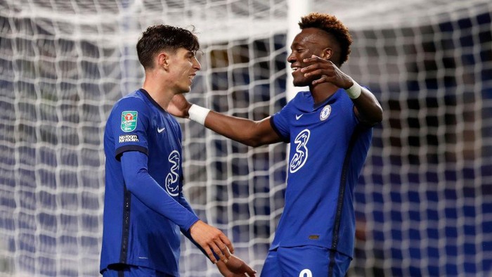LONDON, ENGLAND - SEPTEMBER 23: Kai Havertz of Chelsea (L) celebrates after scoring his sides fifth goal with teammate Tammy Abraham during the Carabao Cup third round match between Chelsea and Barnsley at Stamford Bridge on September 23, 2020 in London, England. Football Stadiums around United Kingdom remain empty due to the Coronavirus Pandemic as Government social distancing laws prohibit fans inside venues resulting in fixtures being played behind closed doors. (Photo by Alastair Grant - Pool/Getty Images)