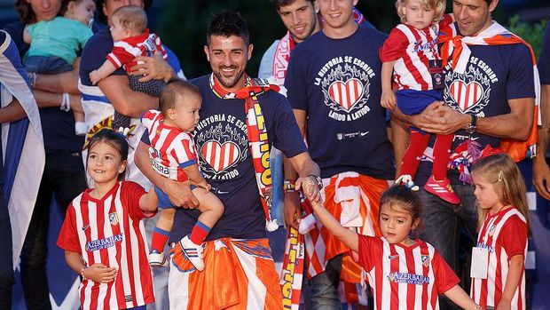 MADRID, SPANYOL - 18 MEI: Pelatih Klub Atletico de Madrid David Villa (tengah) merayakan gelar La Liga kesepuluh mereka di Neptuno Square pada 18 Mei 2014 di Madrid, Spanyol.  (Foto oleh Pablo Blazquez Dominguez / Getty Images)