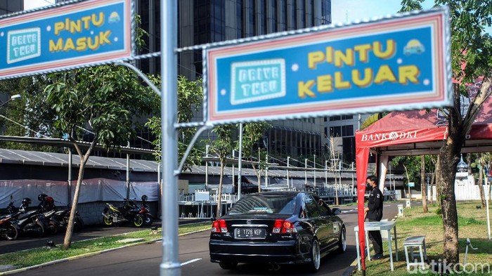 Penerapan PSBB ketat di Jakarta membuat tempat kuliner Thamrin 10 sediakan layanan drive thru. Lewat layanan itu warga dapat beli makanan tanpa turun dari mobil