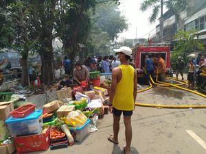 Api Belum Padam, Pedagang Pasar Cempaka Putih Evakuasi Barang Dagangan