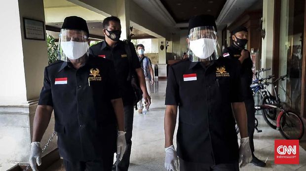Pasangan Bagyo Wahyono - FX supardjo (BaJo) menghadiri rapat pleno KPU Solo untuk mengambil nomor urut , Kamis (24/9).