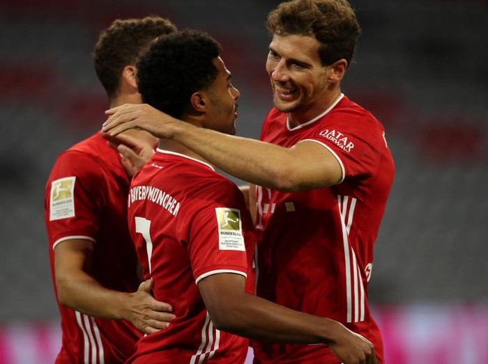 MUNICH, GERMANY - SEPTEMBER 18:  Serge Gnabry (#7) of Bayern Munich celebrates scoring his teams first goal of the game with team mate Leon Goretzka during the Bundesliga match between FC Bayern Muenchen and FC Schalke 04 at Allianz Arena on September 18, 2020 in Munich, Germany. Fans are set to return to Bundesliga stadiums in Germany despite to the ongoing Coronavirus Pandemic. Up to 20% of stadiums capacity are allowed to be filled. Final decisions are left to local health authorities and are subject to clubs hygiene concepts and the infection numbers in the corresponding region. The match in Munich is played behind closed doors due to the high number of new Covid-19 cases in the city of Munich. (Photo by Alexander Hassenstein/Getty Images)