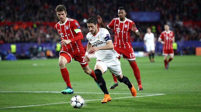 SEVILLE, SPAIN - APRIL 03:  Sergio Escudero of Sevilla is challenged by Thomas Mueller of Bayern Muenchen during the UEFA Champions League Quarter Final Leg One match between Sevilla FC and Bayern Muenchen at Estadio Ramon Sanchez Pizjuan on April 3, 2018 in Seville, Spain.  (Photo by Adam Pretty/Getty Images)