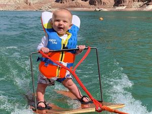 Bayi 6 Bulan Pecahkan Rekor Main Ski Air, Orang tuanya Dikritik