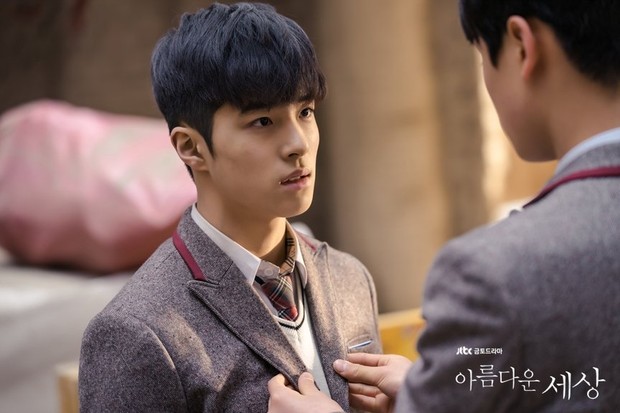 Beautiful World/hancinema.net Drama ini menceritakan tentang bullying yang terjadi di lingkungan sekolah dan seorang anak laki-laki bernama Park Sun Ho (Nam Da Reum) menjadi korban kekerasan di sekolahnya.