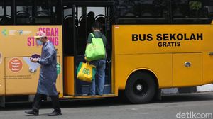Bus Sekolah Digunakan untuk Evakuasi Pasien COVID-19