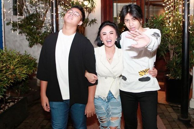 anak artis Indonesia Yuni Shara, Cavin merupakan kelahiran 2002 dan Cello merupakan kelahiran 2004