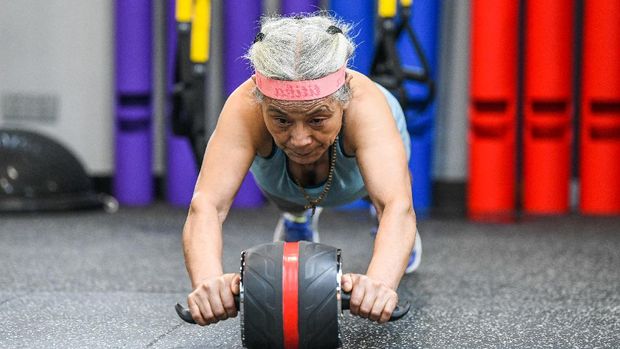 This photo taken on September 17, 2020 shows Chen Jifang, 68, working out at a gym in Shanghai. - The grandmother from Shanghai has become a minor celebrity in recent months in China as her newfound and unlikely love for working out made national headlines. (Photo by STR / AFP) / China OUT / TO GO WITH AFP STORY CHINA-SPORT-LIFESTYLE-ELDERLY by Peter STEBBINGS and Jessica YANG / The erroneous mention[s] appearing in the metadata of this photo by STR has been modified in AFP systems in the following manner: [Chen Jifang, 68] instead of [Chen Jifang, 70]. Please immediately remove the erroneous mention[s] from all your online services and delete it (them) from your servers. If you have been authorized by AFP to distribute it (them) to third parties, please ensure that the same actions are carried out by them. Failure to promptly comply with these instructions will entail liability on your part for any continued or post notification usage. Therefore we thank you very much for all your attention and prompt action. We are sorry for the inconvenience this notification may cause and remain at your disposal for any further information you may require.