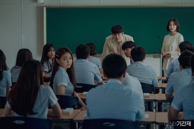 Class of Lies/hancinema.net seorang pengacara bernama Ki Moo Hyeok menguak kebenaran dari sebuah kasus pembunuhan di sekolah menengah.