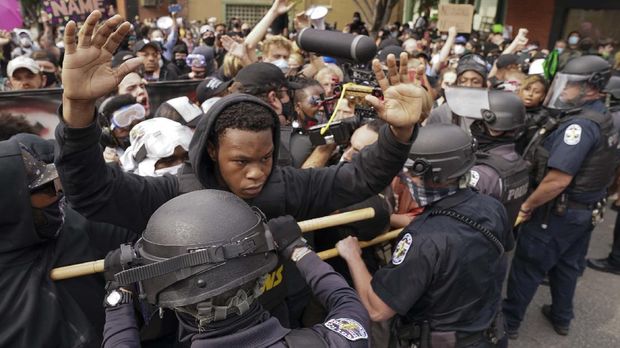 Police and protesters converge during a demonstration, Wednesday, Sept. 23, 2020, in Louisville, Ky. A grand jury has indicted one officer on criminal charges six months after Breonna Taylor was fatally shot by police in Kentucky. The jury presented its decision against fired officer Brett Hankison Wednesday to a judge in Louisville, where the shooting took place. (AP Photo/John Minchillo)
