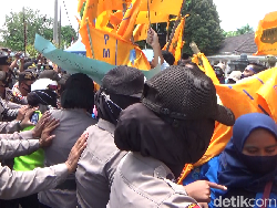 Demo di Kantor Bupati Lumajang Sempat Diwarnai Adu Dorong dengan Polisi