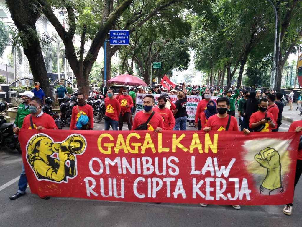Tolak Omnibus Law, Massa Akumulasi Kemarahan Buruh Geruduk DPRD Sumut