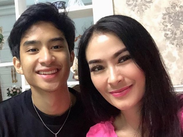 anak artis Indonesia Iis Dahlia, Devano Danendra merupakan kelahiran 2002