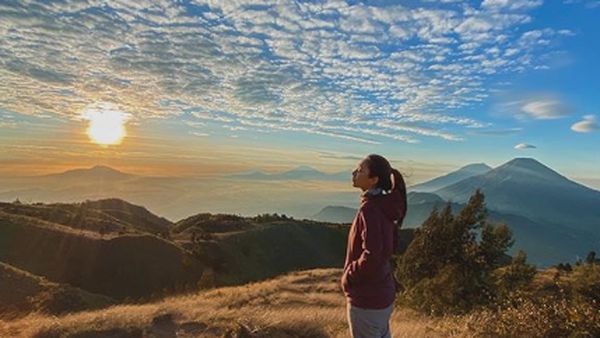 Potret Cantiknya Dinda Kirana dan Gunung Prau