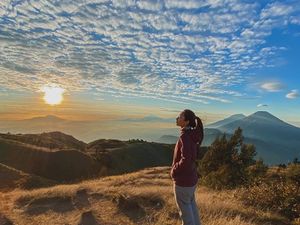 Potret Cantiknya Dinda Kirana dan Gunung Prau