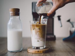 Cara Bikin Es Kopi dari Seduhan Langsung dan Cold Brew Cara Bikin Es Kopi dari Seduhan Langsung dan Cold Brew