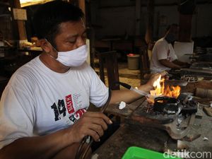 Geliat Perajin Perak Bertahan di Tengah Pandemi