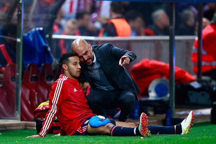 MADRID, SPAIN - APRIL 27:  Josep Guardiola manager of Bayern Munich in discussion with an injured Thiago Alcantara of Bayern Munich during the UEFA Champions League semi final first leg match between Club Atletico de Madrid and FC Bayern Muenchen at Vincente Calderon on April 27, 2016 in Madrid, Spain.  (Photo by Gonzalo Arroyo Moreno/Getty Images)
