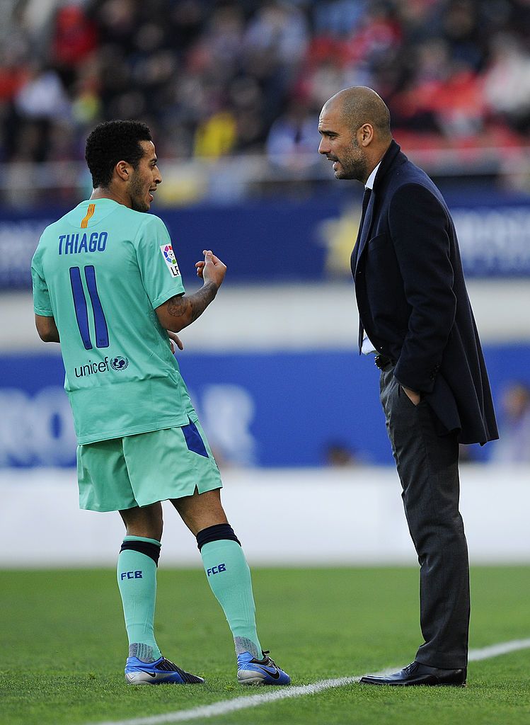 MADRID, SPAIN - APRIL 27:  Josep Guardiola manager of Bayern Munich in discussion with an injured Thiago Alcantara of Bayern Munich during the UEFA Champions League semi final first leg match between Club Atletico de Madrid and FC Bayern Muenchen at Vincente Calderon on April 27, 2016 in Madrid, Spain.  (Photo by Gonzalo Arroyo Moreno/Getty Images)