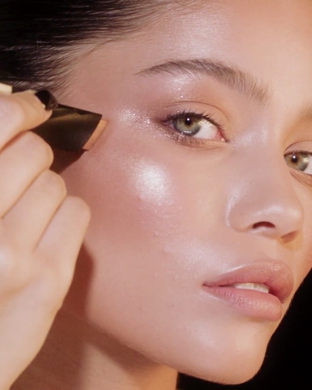 Gunakan Highlighter/instagram.com/hourglasscosmetics Penggunaan highlighter ini akan memberikan kilauan dan menonjolkan fitur terbaik di wajah kamu.