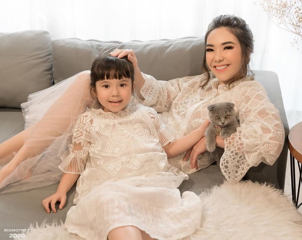 Pada sesi foto kedua, Gisel tampil bersama Gempi. Keduanya tampil kompak dalam balutan dress lace berwarna putih dari Studio Senses.