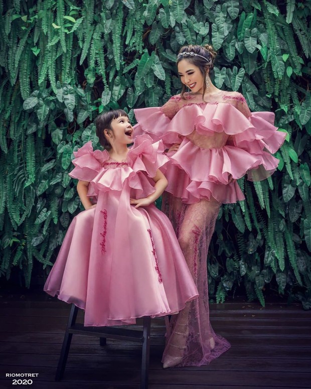 Pada pemoteratan ketiga, Gisel dan tampil kompak dan mempesona mengenakan long dress pink yang sangat feminim.