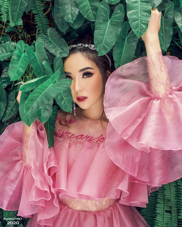 Gisella Anastasia baru-baru ini menjalani sesi pemotretan di rumahnya bersama fotografer ternama Rio Motret.