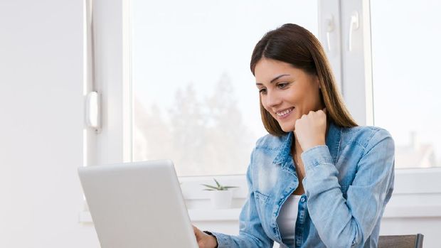 Ilustrasi wanita kerja pakai laptop