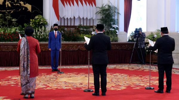 Jokowi Lantik Aggota Dewan Komisioner LPS