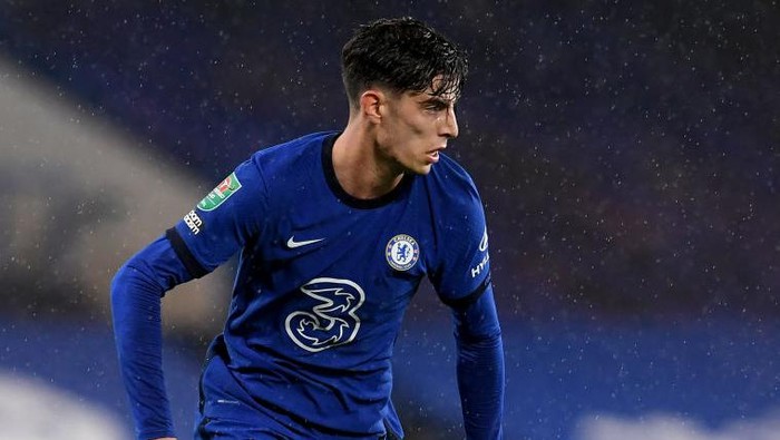 LONDON, ENGLAND - SEPTEMBER 23: Kai Havertz of Chelsea runs with the ball during the Carabao Cup third round match between Chelsea and Barnsley at Stamford Bridge on September 23, 2020 in London, England. Football Stadiums around United Kingdom remain empty due to the Coronavirus Pandemic as Government social distancing laws prohibit fans inside venues resulting in fixtures being played behind closed doors. (Photo by Neil Hall - Pool/Getty Images)