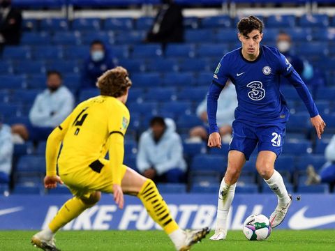 LONDON, ENGLAND - SEPTEMBER 23: Kai Havertz of Chelsea runs with the ball during the Carabao Cup third round match between Chelsea and Barnsley at Stamford Bridge on September 23, 2020 in London, England. Football Stadiums around United Kingdom remain empty due to the Coronavirus Pandemic as Government social distancing laws prohibit fans inside venues resulting in fixtures being played behind closed doors. (Photo by Neil Hall - Pool/Getty Images)