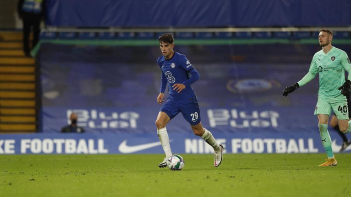kai havertz chelsea piala liga inggris chelsea vs barnsley Chelseas Kai Havertz, left, dribbles past Barnsleys goalkeeper Brad Collins, top score his teams third goal during the English League Cup third round soccer match between Chelsea and Barnsley at Stamford Bridge in London, Wednesday, Sept. 23, 2020. (AP Photo/Alastair Grant)