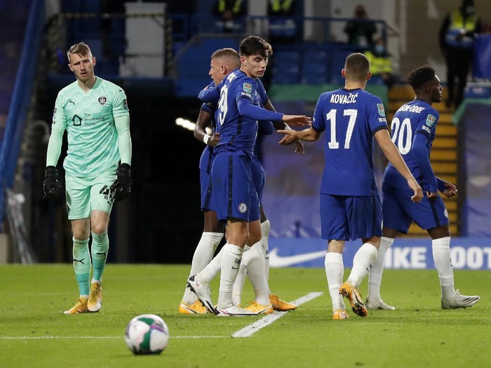 LONDON, ENGLAND - SEPTEMBER 23: Kai Havertz of Chelsea (C) celebrates after scoring his sides fourth goal with teammate Mateo Kovacic during the Carabao Cup third round match between Chelsea and Barnsley at Stamford Bridge on September 23, 2020 in London, England. Football Stadiums around United Kingdom remain empty due to the Coronavirus Pandemic as Government social distancing laws prohibit fans inside venues resulting in fixtures being played behind closed doors. (Photo by Alastair Grant - Pool/Getty Images)