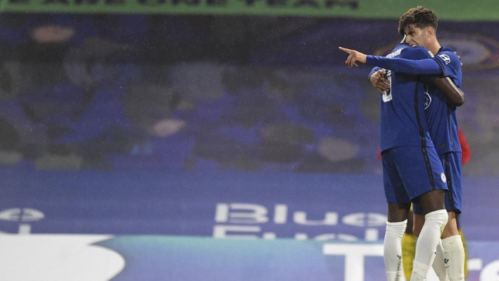 Chelseas Kai Havertz, right, celebrates with his teammate Tammy Abraham, after scoring his teams second goal during the English League Cup third round soccer match between Chelsea and Barnsley at Stamford Bridge in London, Wednesday, Sept. 23, 2020. (AP Photo/Neil Hall)