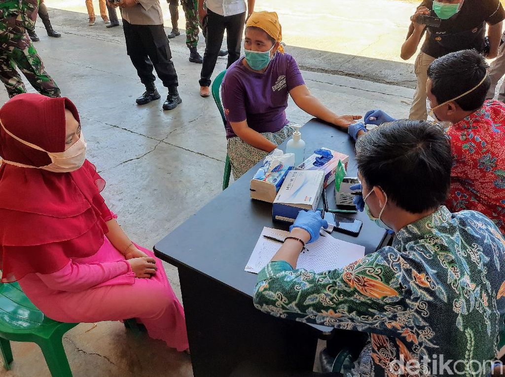 Cegah Klaster Baru, Karyawan Pabrik Rokok di Bondowoso Di-rapid Test Cegah Klaster Baru, Karyawan Pabrik Rokok di Bondowoso Di-rapid Test