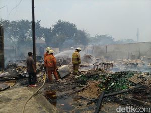 Video 672 Kios di Pasar Cempaka Putih Terbakar, Kerugian Rp 24 Miliar