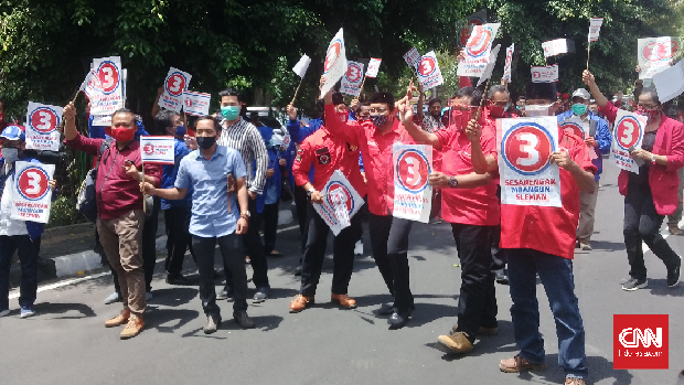 Puluhan pendukung Pasangan Calon (Paslon) Kustini Sri Purnomo dan Danang Maharsa (KSP - Danang) sempat dihalau oleh pihak kepolisian saat meluapkan euforia usai pengumuman pengundian nomor urut Paslon, di sekitar Gedung Serbaguna Pemda Sleman, Daerah Istimewa Yogyakarta (DIY), Kamis (24/9).