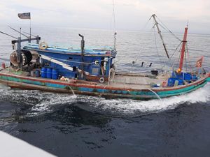 KKP Tangkap Kapal Maling Ikan Berbendera Malaysia yang Diawaki WNI