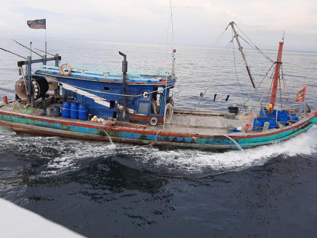 KKP Tangkap Kapal Maling Ikan Berbendera Malaysia yang Diawaki WNI KKP Tangkap Kapal Maling Ikan Berbendera Malaysia yang Diawaki WNI