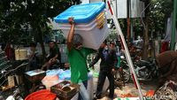Pedagang Pasar Cempaka Putih  Evakuasi Barang Dagangan