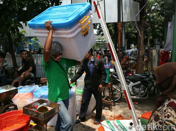 Pedagang Pasar Cempaka Putih  Evakuasi Barang Dagangan