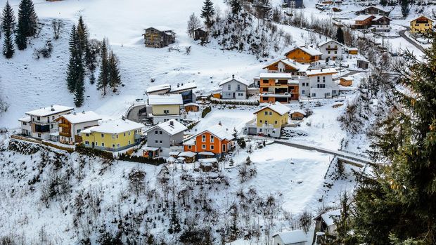 kota Ischgl di Austria Winter tourism is very attractive in Ischgl. Nice modern place for vacation and rest. This is small colourful village in suburb. Photography is taken from Kapl Dorf.