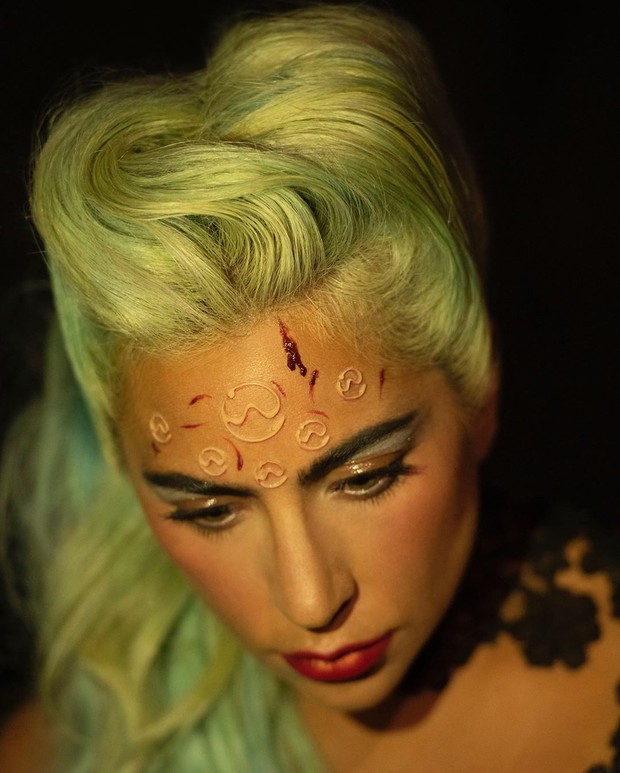 Kondisi kesehatan mental Lady Gaga diketahui sempat bersamalah sehingga ia ingin bunuh diri