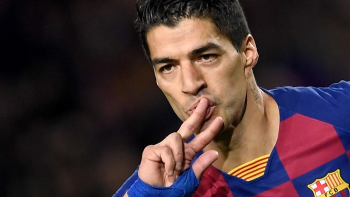 (FILES) In this file photo taken on November 27, 2019 Barcelonas Uruguayan forward Luis Suarez celebrates after scoring a goal during the UEFA Champions League Group F football match between FC Barcelona and Borussia Dortmund at the Camp Nou stadium in Barcelona. - Atletico Madrid announced the signing of Barcelona forward Luis Suarez late on September 23, 2020, confirming the Uruguayan striker is set to continue playing in Spain rather than joining Juventus in Italy. (Photo by Josep LAGO / AFP)