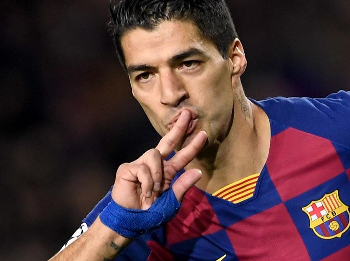 (FILES) In this file photo taken on November 27, 2019 Barcelona's Uruguayan forward Luis Suarez celebrates after scoring a goal during the UEFA Champions League Group F football match between FC Barcelona and Borussia Dortmund at the Camp Nou stadium in Barcelona. - Atletico Madrid announced the signing of Barcelona forward Luis Suarez late on September 23, 2020, confirming the Uruguayan striker is set to continue playing in Spain rather than joining Juventus in Italy. (Photo by Josep LAGO / AFP)