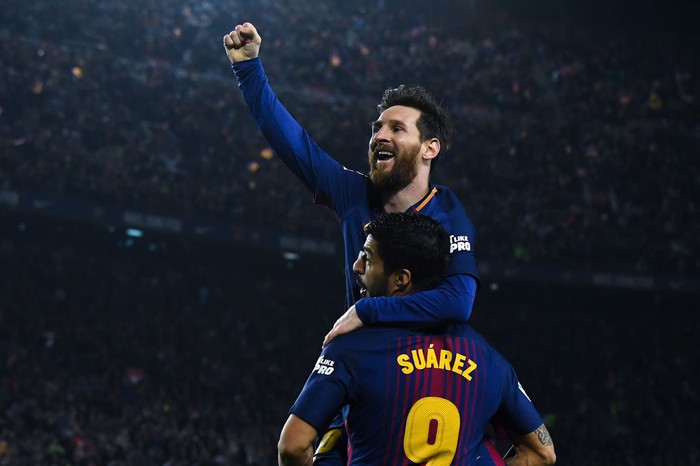 BARCELONA, SPAIN - MAY 06:  Lionel Messi of FC Barcelona celebrates with his team mate Luis Suarez after scoring his teams second goal during the La Liga match between Barcelona and Real Madrid at Camp Nou on May 6, 2018 in Barcelona, Spain.  (Photo by David Ramos/Getty Images)