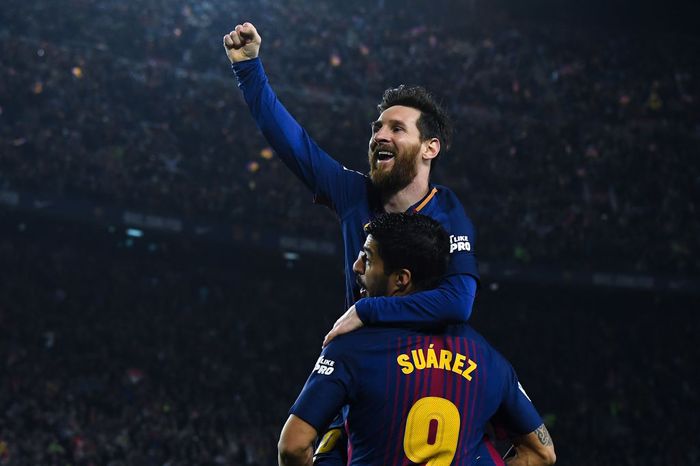 Luis Suarez, Lionel Messi BARCELONA, SPAIN - MAY 06: Lionel Messi of FC Barcelona celebrates with his team mate Luis Suarez after scoring his teams second goal during the La Liga match between Barcelona and Real Madrid at Camp Nou on May 6, 2018 in Barcelona, Spain. (Photo by David Ramos/Getty Images)