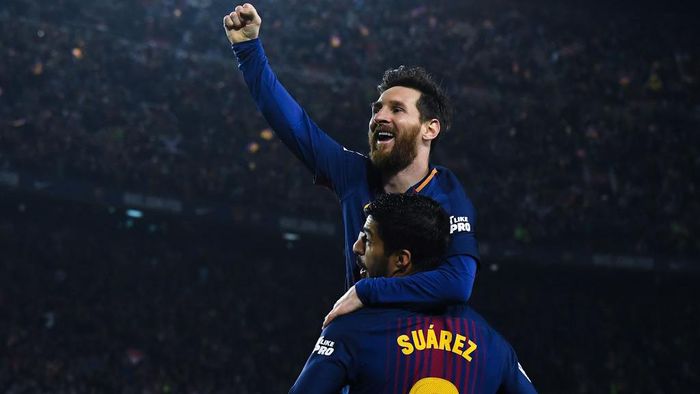 Luis Suarez, Lionel Messi BARCELONA, SPAIN - MAY 06: Lionel Messi of FC Barcelona celebrates with his team mate Luis Suarez after scoring his teams second goal during the La Liga match between Barcelona and Real Madrid at Camp Nou on May 6, 2018 in Barcelona, Spain. (Photo by David Ramos/Getty Images)