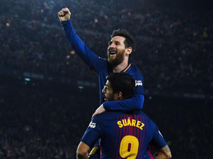 BARCELONA, SPAIN - MAY 06:  Lionel Messi of FC Barcelona celebrates with his team mate Luis Suarez after scoring his team's second goal during the La Liga match between Barcelona and Real Madrid at Camp Nou on May 6, 2018 in Barcelona, Spain.  (Photo by David Ramos/Getty Images)